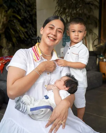Jadi Mama Tangguh, Potret Paula Verhoeven Momong Baby Kenzo dan Kiano Bersamaan - Cantiknya Makin Terpancar