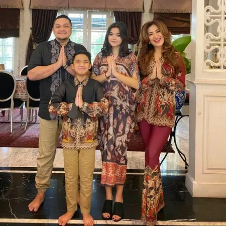 Jadi Sorotan, 9 Potret Queennara Anak Liza Natalia yang Punya Pinggang Ramping Bak Barbie - Gayanya Nyentrik