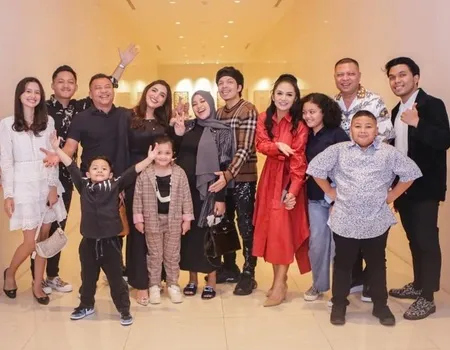 Jadi Suami Idaman, Ini 9 Potret Atta Halilintar Persatukan Dua Keluarga Aurel Hermansyah - Bikin Haru dan Tuai Banyak Pujian