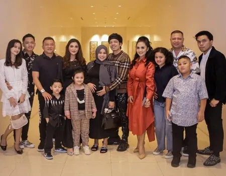 Jadi Suami Idaman, Ini 9 Potret Atta Halilintar Persatukan Dua Keluarga Aurel Hermansyah - Bikin Haru dan Tuai Banyak Pujian