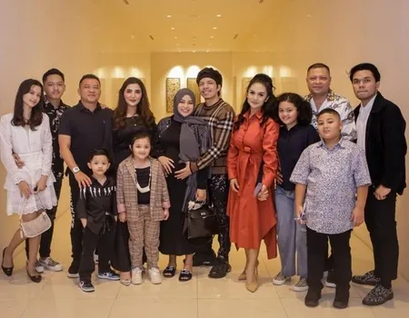 Jadi Suami Idaman, Ini 9 Potret Atta Halilintar Persatukan Dua Keluarga Aurel Hermansyah - Bikin Haru dan Tuai Banyak Pujian