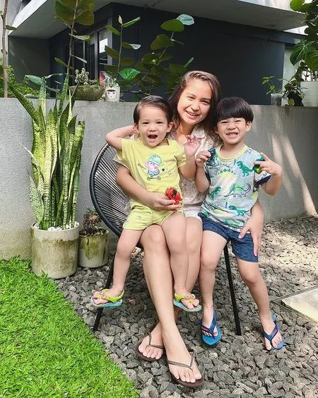 Jadi yang Paling Cantik di Rumah, Ini Foto-Foto Putri Titian Momong Dua Anak Laki-Laki: Bermain Sampai Berkebun Bareng!