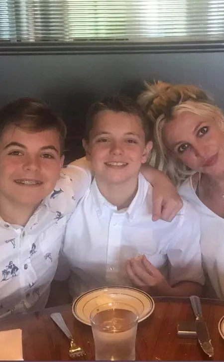 Jarang Banget Tersorot, Potret Dua Putra Britney Spears yang Terbaru Bikin Heboh - Kini Jadi Remaja Ganteng