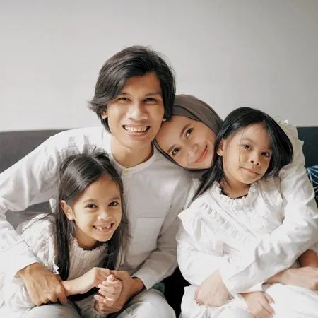 Jarang Diumbar, Begini Potret Harmonis Tria Changcuters dan Keluarga - Dua Anaknya Jadi Sorotan