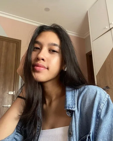 Jarang Sekali Tersorot, Ini 9 Potret Queena Miendra Anak Mieke Amalia yang Juga Putri Sambung Tora Sudiro