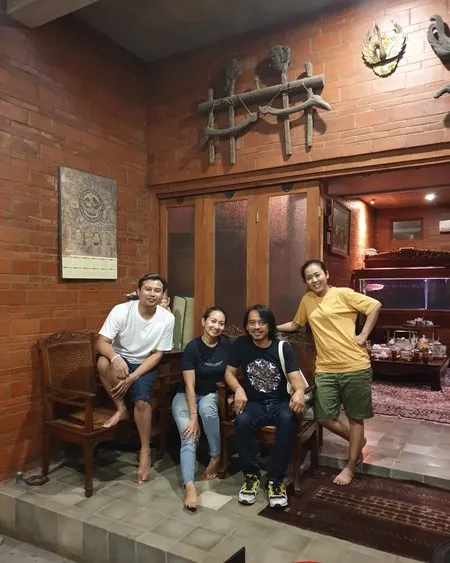 Jauh dari Kesan Glamor, 9 Artis Cantik Ini Tampil Santai Pakai Kaos Oblong Hingga Daster Saat di Rumah