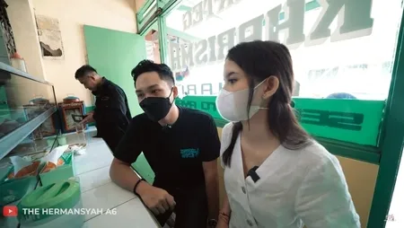 Jauh Dari Kesan Mewah, Intip 9 Momen Azriel Hermansyah Ajak Sarah Menzel Makan Siang di Warteg - Mesra Saat Suap-Suapan