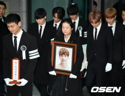 Jenazah Jonghyun SHINee Diberangkatkan, Diiringi Tangis Fans