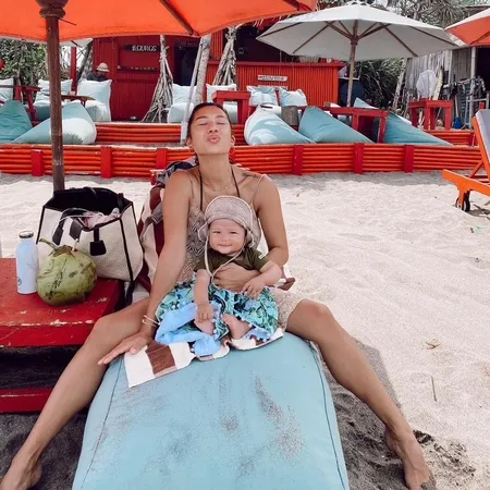 Jennifer Bachdim Santai di Pantai Asuh Anak, Potret Mata Indah Kiyoji Jadi Sorotan
