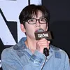Ji Chang Wook Pakai Denim di Showcase Film 'COLONY', Gemas Tirukan Zombie
