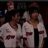 Jihyo TWICE dan Adiknya Lee Haeum Curi Perhatian di Lapangan Bisbol, Visual Sisters!