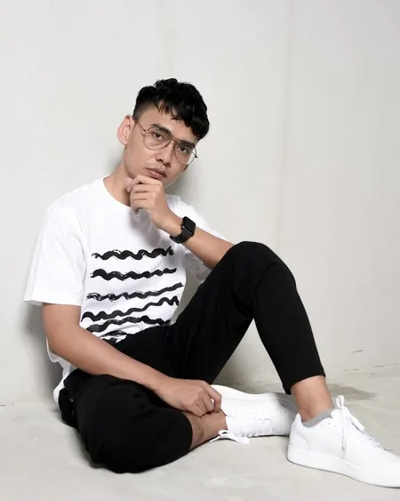 Kalem Setelah Dilangkahi Adiknya, 8 Potret Tampan Beni Mulyana Kakak Lesti yang Jarang Tersorot - Disebut Mirip Artis Korea