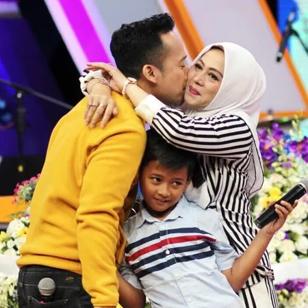 Kejutan Pesta Ultah Denny Cagur Ada Raffi Sampai Ayu Ting Ting Kapanlagi Com<script async src=