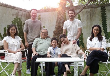 Keluarga Besar Reza Rahadian Adinia Hangat Penuh Cinta Kapanlagi Com
