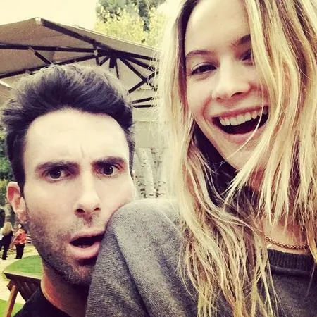 Kemesraan Adam Levine Behati Prinsloo Usai Menikah Bikin Iri Kapanlagi Com Kemesraan Adam Levine Behati Prinsloo Usai Menikah Bikin Iri Kapanlagi Com