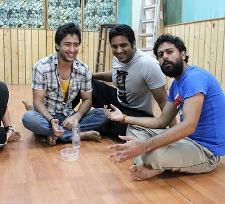 Kenang Masa Indah, Shaheer Sheikh Pamer Foto-Foto Lawas di Lokasi Syuting 'Mahabharata'