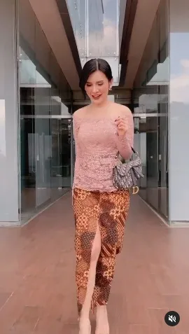 Kerap Tampil Hot, Ini 8 Potret Terbaru Maria Vania Pakai Kebaya yang Bikin Pangling - Anggun Bak Istri Pejabat