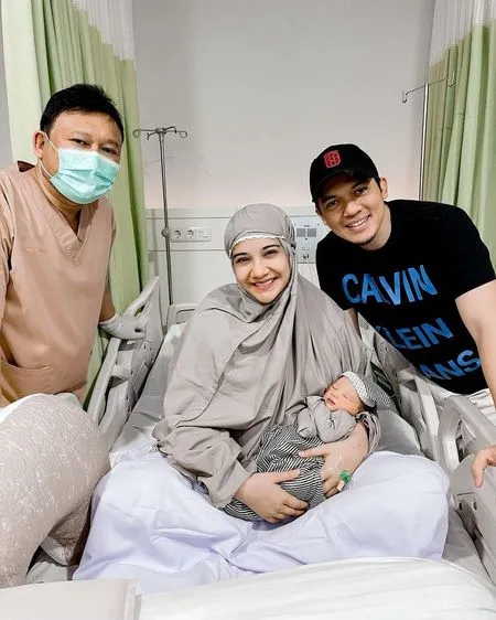 Kesabaran Terbayar, Zaskia Sungkar dan 9 Seleb Ini Punya Anak Setelah Bertahun-tahun Menikah
