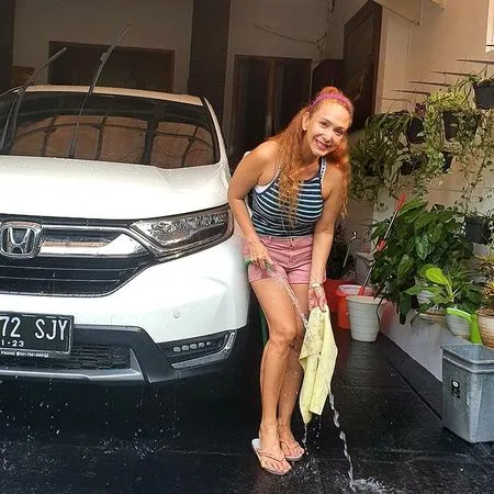 Kesibukan Rumahan Kiki Fatmala yang Tetap Hot di Usia 51 Tahun, Cuci Mobil Hingga Mandi Bareng Ponakan