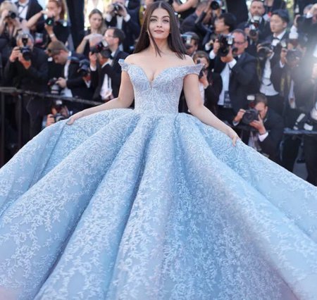 Ketika Gaun Cantik Aktris Bollywood di Cannes Jadi Meme, Kocak!