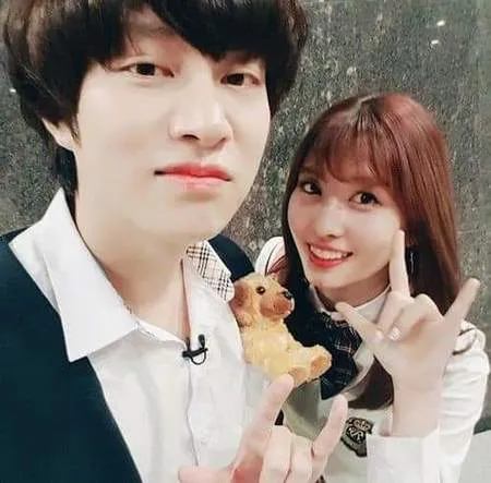 Kini Putus Cinta, 9 Foto Kenangan Kebersamaan Manis Momo TWICE dan Heechul SUJU yang Bikin Fans Ikutan Sedih