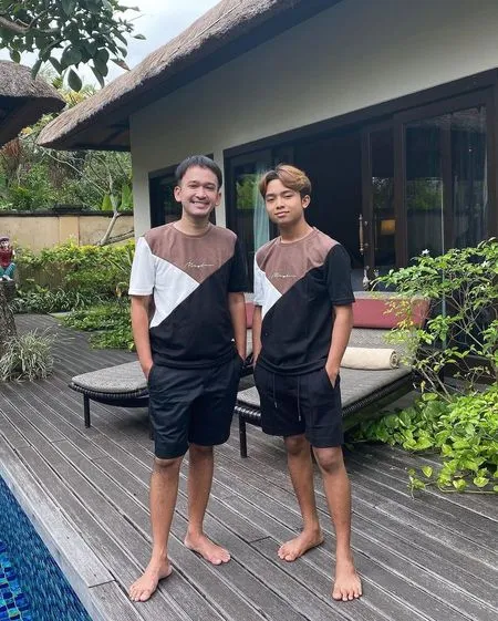 Kompak Abis! 9 Potret Ruben Onsu Kembaran Baju Sama Betrand Peto - Ayah dan Anak Rasa Saudara Kembar