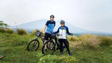 Kompak Olahraga Bareng, Intip Potret Ikke Nurjanah dan Karlie Fu yang Makin Mesra - Bersepeda di Gunung & Wisata Alam