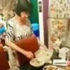 Krisna Mukti Dibuatkan Sahur Ibunya yang Nonis, Makan Ditemani Bunda Maria
