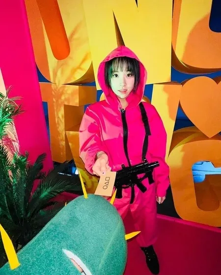 Kumpulan Idol K-Pop Ini Menjelma Jadi Tokoh Dalam SQUID GAME Untuk Rayakan Halloween, Banyak yang Jadi Boneka Baju Kuning!