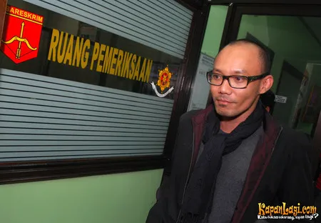 Yoyo Padi (27 Februari 2011) - Nasib sial juga dialami drumer Padi, Surendro Prasetyo atau Yoyo Padi ditangkap aparat kepolisian dari bareskrim unit 2 Satnarkoba Mabes Polri di kamar 40 BA lt.40 Apartemen Sudirman Park pada 27 Februari 2011 dengan barang bukti sabu seberat 0,5 gram dan alat isap (bong). Mantan suami Rossa ini ternyata telah mengonsumsi narkoba jenis putaw sejak tahun 1995. Kini Yoyo harus menjalani masa rehabilitasinya di Yayasan Kesatuan Peduli Masyarakat, di Mega Mendung, Bogor, Jawa Barat selama satu tahun.
