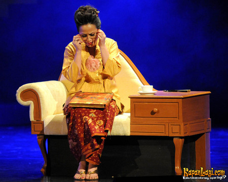 Kemegahan Kabaret Oriental - Anak Emas Juragan Batik