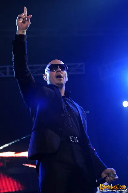 konser kedua pitbull di tennis indoor senayan kapanlagi com