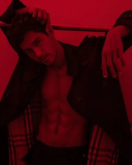 Lama Nggak Muncul, Ini 10 Potret Terbaru Richard Kyle yang Makin Kekar - Pamer Abs Bikin Netizen Salah Fokus