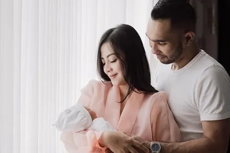 Lama Tak Terdengar, 8 Potret Enji Mantan Ayu Ting Ting yang Kini Bahagia dengan Keluarga Baru - Si Kecil Curi Perhatian