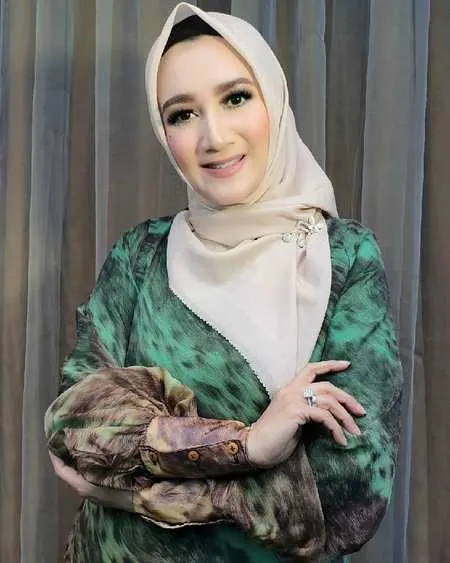 Lama Tak Terdengar Kabarnya, Ini 8 Potret Terbaru Nini Carlina yang Makin Cantik Awet Muda - Jadi Istri Seorang Dokter