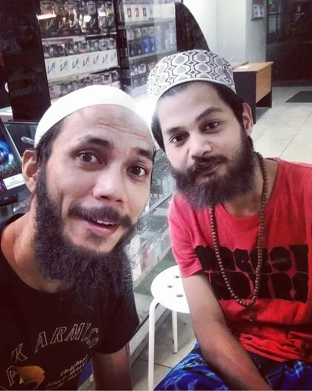 Lama Tak Terlihat, Seperti Ini Penampilan Baru Norman Kamaru Dengan Kumis & Jenggot Lebat