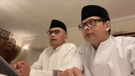 Lebaran di Inggris, Ini 8 Potret Armannd Maulana Jadi Imam Salat Ied Warga Kedutaan Besar Indonesia