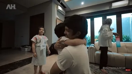 Lepas Kangen Pasca Ditinggal Liburan ke Dubai, Ini 9 Potret Keseruan Atta Halilintar dan Aurel Hermansyah Momong Arsy - Arsya