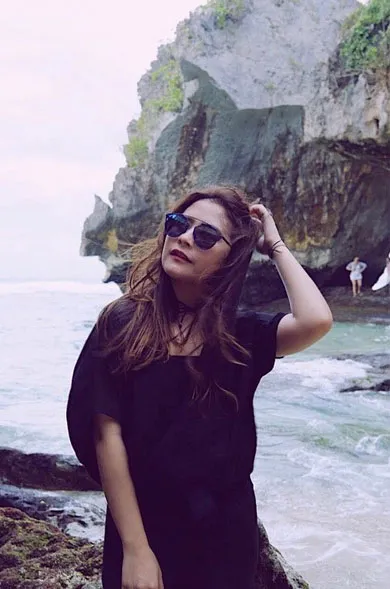 Liburan Seru Bersama Keluarga, Prilly Nikmati Indahnya Pantai