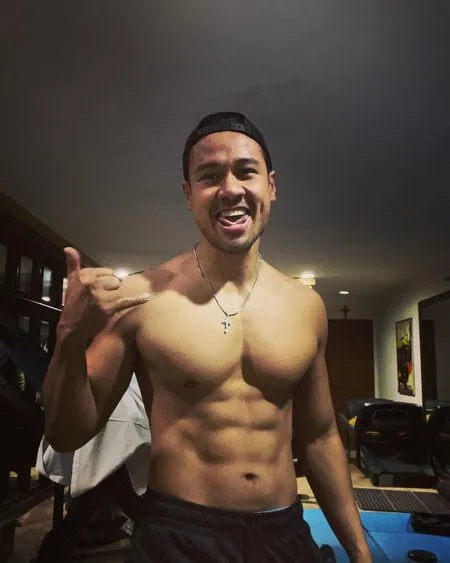 Makin Atletis, Intip 9 Potret Chicco Jerikho Pamer Otot Six Pack dan Tato Sayap di Punggung