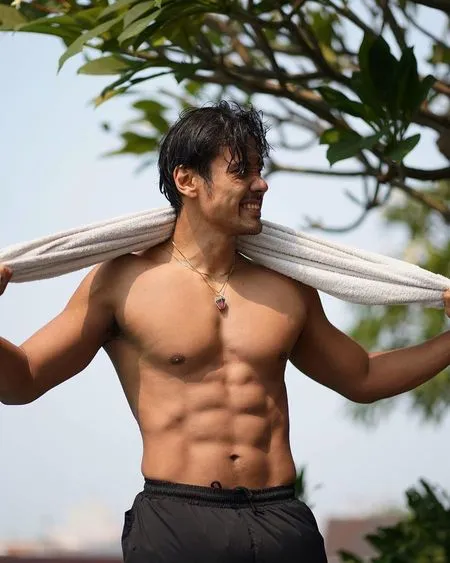 Makin Atletis, Intip 9 Potret Chicco Jerikho Pamer Otot Six Pack dan Tato Sayap di Punggung