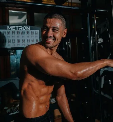 Makin Atletis, Intip 9 Potret Chicco Jerikho Pamer Otot Six Pack dan Tato Sayap di Punggung
