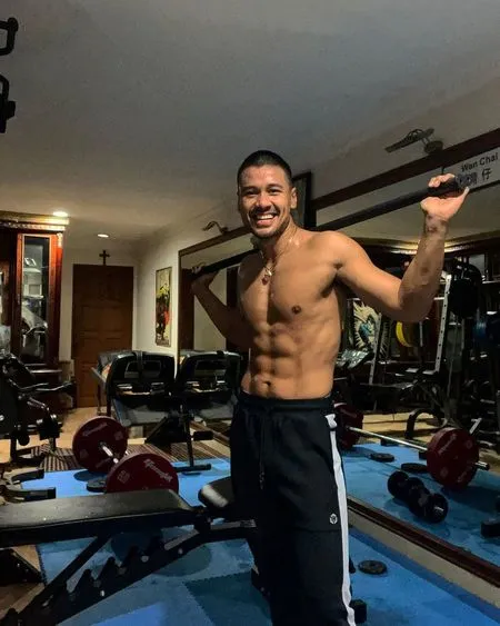 Makin Atletis, Intip 9 Potret Chicco Jerikho Pamer Otot Six Pack dan Tato Sayap di Punggung