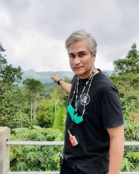 Makin Berkarisma, Ini 9 Potret Adjie Pangestu dengan Rambut Uban - Ganteng Awet Muda