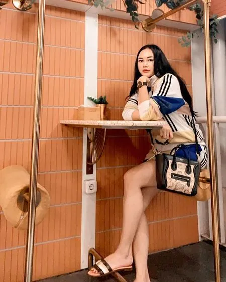Makin Cantik dan Langsing, Intip 9 Potret Hot Mom Aura Kasih Pamer Kaki Jenjang dan Mulus Bak Porselen