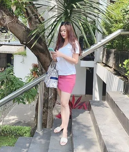 Makin Cantik dan Langsing, Intip 9 Potret Hot Mom Aura Kasih Pamer Kaki Jenjang dan Mulus Bak Porselen