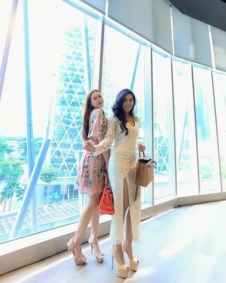 Makin Cantik dan Langsing, Intip 9 Potret Hot Mom Aura Kasih Pamer Kaki Jenjang dan Mulus Bak Porselen