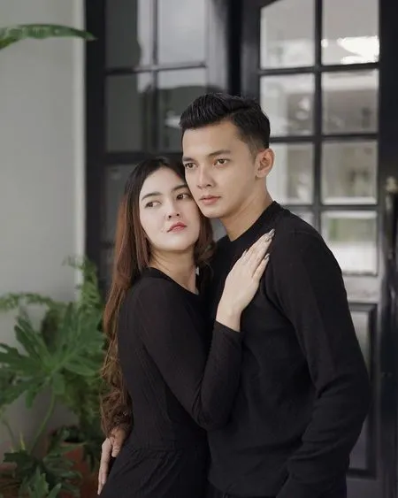 Makin Lengket, Ini 7 Potret Mesra Nella Kharisma dan Dory Harsa yang Romantis dan Bikin Baper!