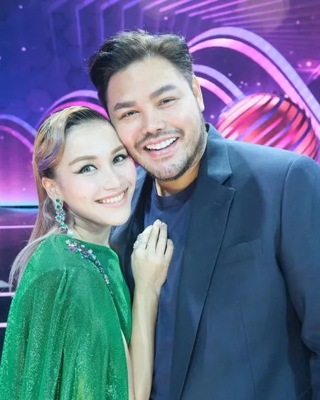 Makin Mesra dan Serasi, Intip 7 Potret Kebersamaan Ayu Ting Ting Bareng Ivan Gunawan - Kecupan Manis Sang Sahabat Bikin Nggak Bisa Tidur
