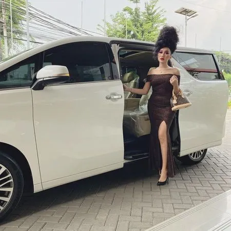 Makin Tajir! 9 Potret Lucinta Luna Bersama Mobil Mewah Barunya: Berkat Kerja Keras Menjadi Artis Papan Atas